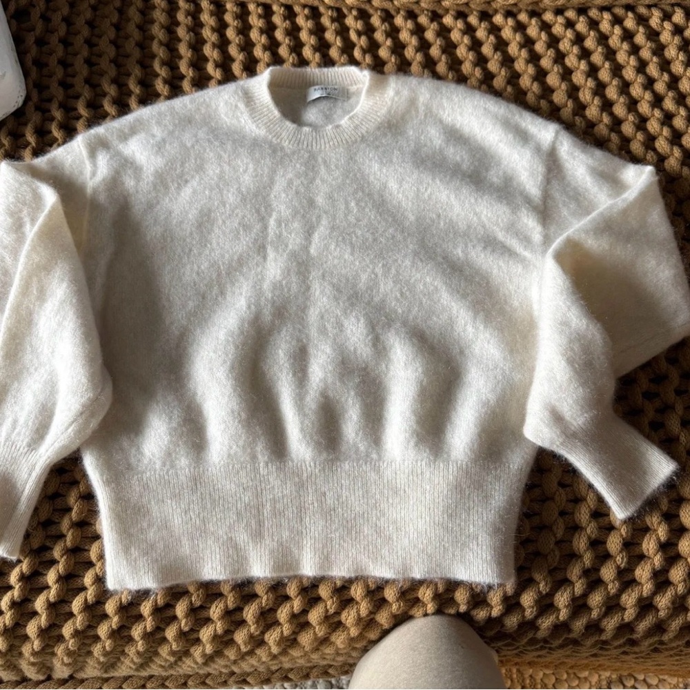 Aritzia babaton Crew Neck cashmere Sweater